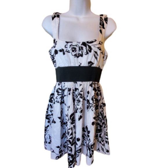 White Black Fit and Flare Floral Print Short  Dress  Size Medium NEW NWT - Picture 1 of 3